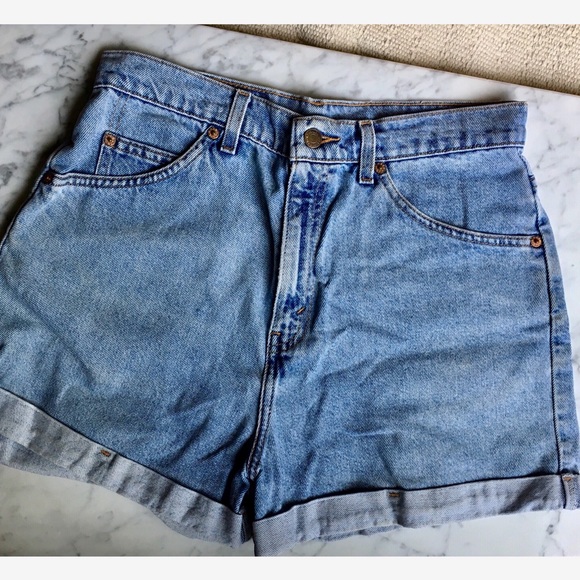 SOLD :: Vintage Levi’s Highwaisted Shorts - Picture 2 of 6